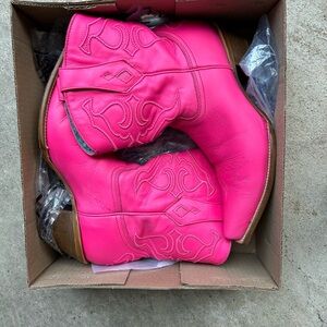 Corral Barbie Fuschia Embroidered Ankle boot. Size 10.5.